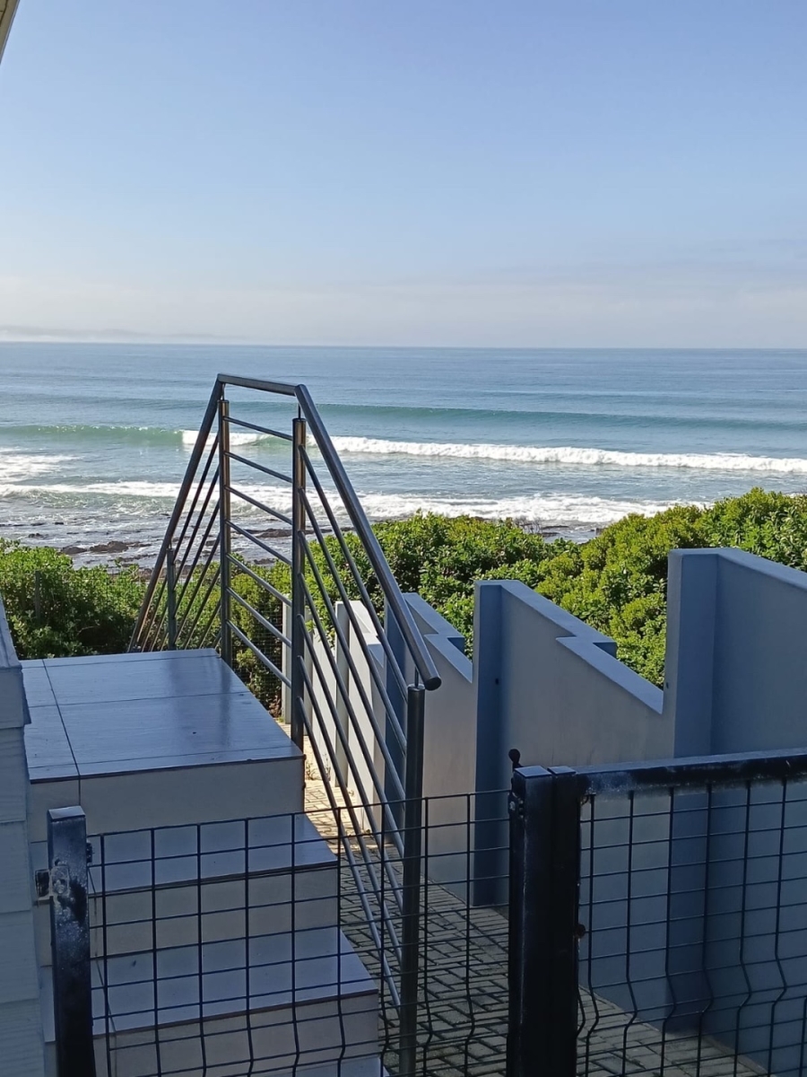 6 Bedroom Property for Sale in Wavecrest Eastern Cape